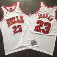 บุรุษMichael Jordann Chicago Bulls White 1996-97 Mitchell Nessเสื้อกีฬาของแท้