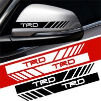 สติกเกอร์โลโก้ TRD สะท้อนให้เห็นถึงสติกเกอร์รถโตโยต้าคราวน์สองชิ้น