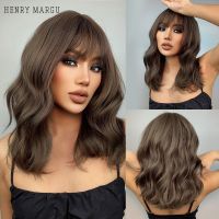 HENRY MARGU สีดำสีน้ำตาลเข้มวิกผมคลื่นน้ำขนาดกลางที่มี Bangs Wave คอสเพลย์วิกผมสังเคราะห์สำหรับผู้หญิงผิวดำทนความร้อน