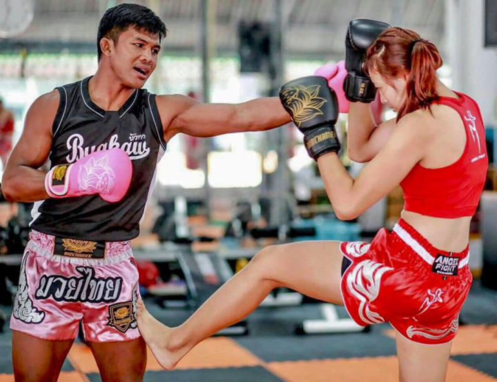 thai-boxing-กางเกงนักมวยไทยเเบบเท่ๆ-สุดยอด-สวยมากสำหรับผู้ใหญ่-ในรูปสีสันที่สวยสดเป็นลายปักด้วยดิ้นเงินดิ้นทองมวยไทย-pink-and-black-size-s