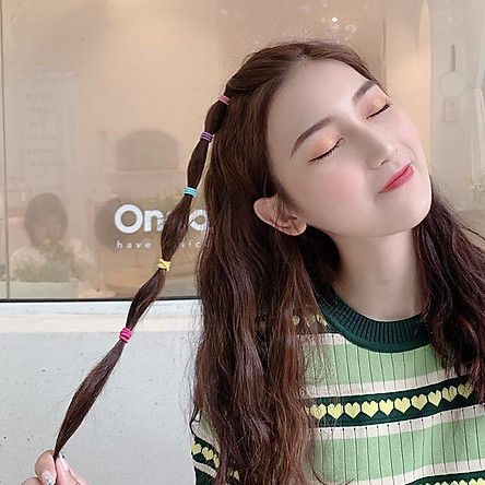Sợi thun cột tóc Hàn Quốc: Sợi dây thun cột tóc Hàn Quốc được thiết kế để giữ cho kiểu tóc của bạn trong thời gian dài mà không gây ra đau đớn hay khó chịu. Nó cũng là một sự lựa chọn đơn giản nhưng hiệu quả để tạo kiểu tóc đẹp cho các cô gái với nhiều kiểu tóc khác nhau.