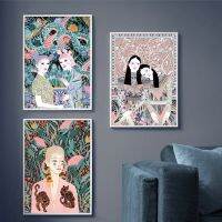 Elegant Wall Art ภาพวาดผ้าใบที่มีบทคัดย่อดอกไม้ใบและผู้หญิง Totem Tattoo Design สไตล์นอร์ดิกโปสเตอร์และพิมพ์เหมาะสำหรับตกแต่งห้องนั่งเล่น