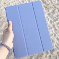 ไอแพดสามพับ  iPad case iPad Air3 10.5 พร้อมช่องเสียบปากกาฝาหลังใส กรณีgen9 Pro11 2021 Air4 ฝาครอบป้องกัน iPad10.2 gen7/8ไอแพดหลังใส ไอแพด