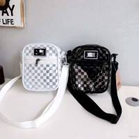 Vans กระเป๋าสะพายไหล่แฟชั่นสําหรับสตรีเนื้อเจลลี่ใส Crossbody ขนาดมินิลายหมากรุก