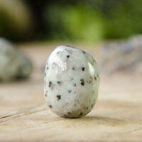 Kiwi Jasper คริสตัลธรรมชาติ หินคลายกังวล  (ขนาด 2-3 cm)  (มีสินค้าพร้อมจัดส่ง 24ชม.)