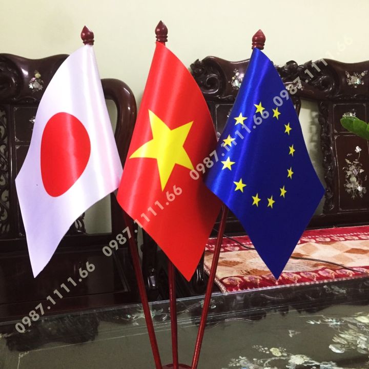 Tối ưu hóa quan hệ với Nhật Bản và Liên minh châu Âu đã và đang được chính phủ Việt Nam đặt lên hàng đầu. Bằng cách kết hợp cờ để bàn ba nước Việt Nam, Nhật Bản và EU, chúng ta cùng chia sẻ thông điệp về sự hợp tác đa phương, khẳng định vị thế của mình trên thế giới và đóng góp cho sự phát triển chung của cộng đồng quốc tế.