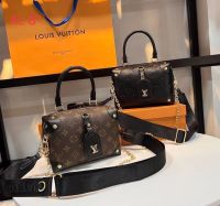 กระเป๋า lv ทรงกล่อง ดีไซน์หรู ทันสมัย มีหูหิ้วออกงานกลางคืน  หรือสะพายเกร๋ งานกลางวัน  ขนาดกะทัดรัด 8 นิ้ว