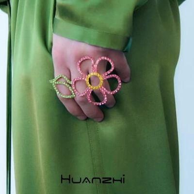 HUANZHI 2023 New Exaggerated Metal Alloy Colorful Rhinestone Flower Two Finger Rings for Women Spring Party Luxury Jewelry Gift Adhesives Tape
