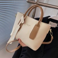 Internet celebrity fashion bag womens new winter portable shoulder bag high-level sense of foreign style Messenger all-match bucket bag 【QYUE】