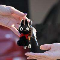 ตุ๊กตาสัตว์ยัดไส้แมวดำขนาดเล็กพร้อมธีมบริการจัดส่งของ Kiki Jiji Design Keychain อุปกรณ์เสริมจี้ห้อย