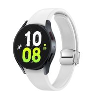 【สต๊อกพร้อม】สำหรับ Samsung Galaxy Watch 6หัวเข็มขัดเงินแม่เหล็กพับได้สายนาฬิกาข้อมือซิลิโคน (สีขาว)