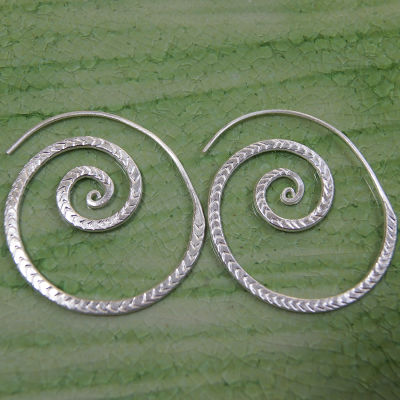 very nice earrings pure silver Thai Karen hill tribe ม้วนม้วนสวยงามไทยตำหูเงินกระเหรี่ยงทำจากมือชาวเขางานฝีมือสวยของฝากที่มีคุณค่าของฝากถูกใจ มีคุณค่า