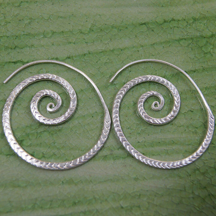 very-nice-earrings-pure-silver-thai-karen-hill-tribe-ม้วนม้วนสวยงามไทยตำหูเงินกระเหรี่ยงทำจากมือชาวเขางานฝีมือสวยของฝากที่มีคุณค่าของฝากถูกใจ-มีคุณค่า