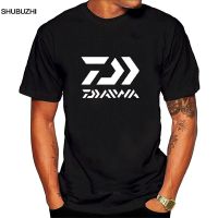 [ที่หรูหรา] ผู้ชายเสื้อยืด Daiwa ตกปลาโลโก้พิมพ์กราฟิกท็อปส์สีดำขนาด S-4XL เสื้อยืดผู้หญิงแฟชั่นเสื้อยืดผู้ชายผ้าฝ้ายยี่ห้อ Teeshirt