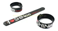 SHINEE wristband ริสแบนด์ งานแกะขึ้นโมล ปั้มนูน สองชั้น สวยงาม คุณภาพสุดๆ สินค้าส่งต่างประเทศ ปรับขนาดข้อมือได้สองขนาด พร้อมส่งทุกเส้น SNE54NNN