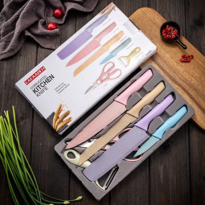Với bộ Dao Kéo Nhà Bếp 6 Món Tiện Dụng, bạn sẽ không còn phải lo lắng về việc lựa chọn dao cho những công việc khác nhau trong nhà bếp. Hãy xem hình ảnh để thấy rõ tính năng đa dạng của bộ dao này.