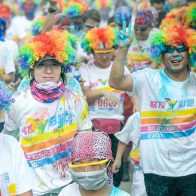 ตัวตลกแต่งตัวหมวกระเบิดหัวเด็กอนุบาลชุดสีผู้ใหญ่แสดงอุปกรณ์ประกอบฉากฮาโลวีนตลก