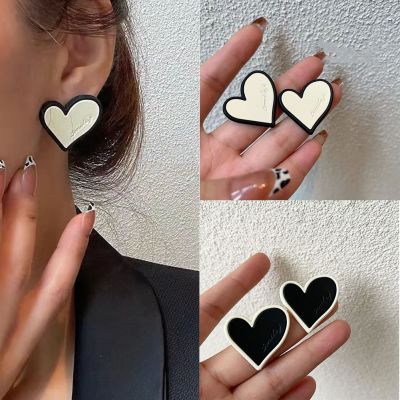 Elegant White Black Cute Heart Stud Earrings Girl Women Korean Aesthetic Students Jewelry Vintage Big Love Gifts 2023 New Trend