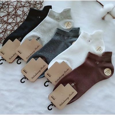 ถุงเท้าข้อสั้น มีดีเทล ด้านหลัง Flying Socks แบบ Unisex - WorldWearing