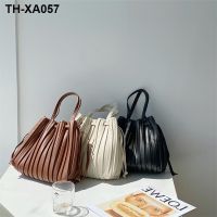 ☈∋△ Ms. Han edition of the new tide fashion creative one shoulder inclined stripe bag hand BaoChao fold