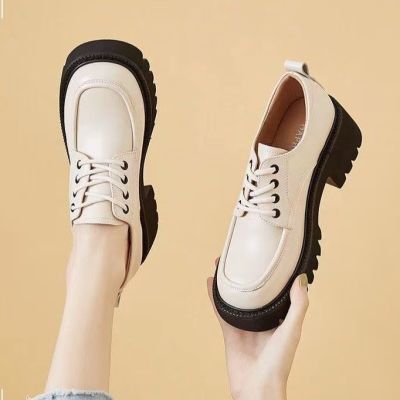 QiaoYiLuo รองเท้าแพลตฟอร์ม หนังนิ่ม หนา แบบผูกเชือก ขนาดเล็ก พื้นรองเท้าหนา ปิดนิ้วเท้า แฟชั่นใหม่ อินเทรนด์ สไตล์อังกฤษ 2 สีให้เลือก สำหรับผู้หญิง