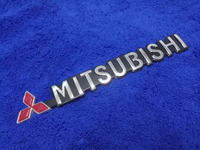 AD.โลโก้ ตัวหนังสือ MITSUBISHI สีชุบขอบดำ ขนาด2.2×19 cm