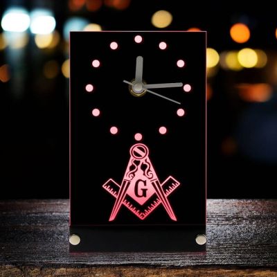 นาฬิกานาฬิกาตั้งโต๊ะโลโก้เข็มทิศฟรีเมสันพร้อมไฟแบล็คไลท์ Led สำหรับนาฬิกาตั้งโต๊ะมาโซนิคช่างก่ออิฐอิฐ