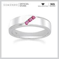 Gemondo แหวนเงินแท้ 925 Sterling Silver ชุบโรเดียม ประดับทับทิม (Ruby) เรียง 3 เม็ด ทรงปลอกมีดขอบพ่นทราย