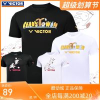 เสื้อยืดแขนสั้น VICTOR VICTOR Victory Shirt เสื้อกีฬาแขนสั้นลายการ์ตูนเสื้อเชิ้ตทางวัฒนธรรม