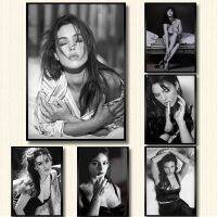 Monica Bellucci โปสเตอร์อิตาลีนักแสดงภาพยนตร์ Star ผ้าใบ Art Bar สีดำและสีขาวภาพผนังสำหรับห้องนั่งเล่นตกแต่งบ้าน