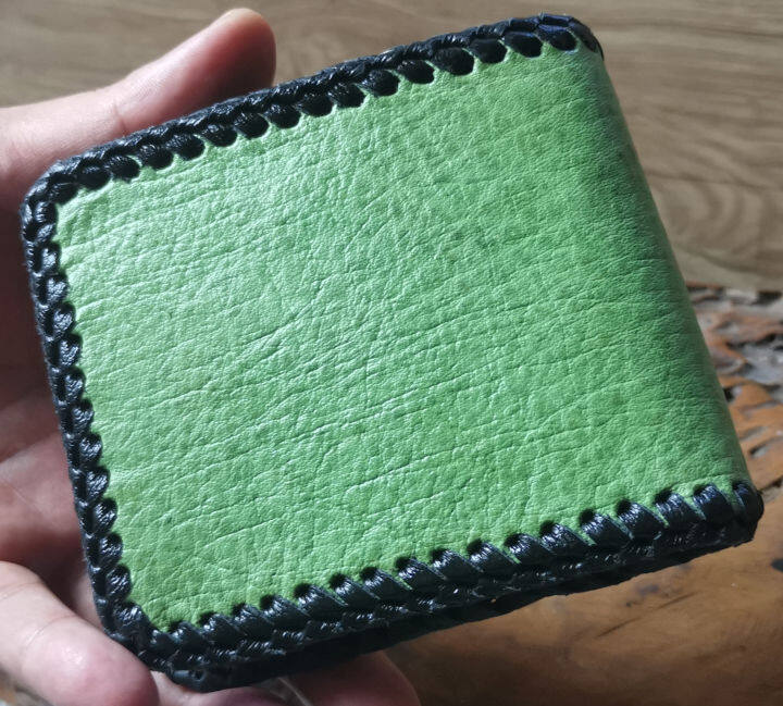 bi-fold-wallet-หนังม้าสีเขียว-กระเป๋าหนังม้าด้วยเท็กเจอร์-ของหนังม้าดูสวยงามมาก-ถักขอบตลอดใบ-bi-fold-wallet