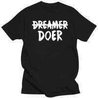 DOER NOT A DREAMER INSPIRATIONAL MOTIVATION WIN เสื้อยืดสีดำบุรุษ