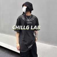 ▩♚ CHILLG LAB เสื้อยืดพิมพ์สไตล์เมืองของผู้ชายคอกลม ins น้ำมาตรฐานเยาวชนที่นิยมฤดูร้อนแฟชั่นน้ำยี่ห้อแนวโน้มแขนห้าส่วน