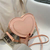 Love-shaped bag 2023 กระเป๋าสะพายข้างผู้หญิงแฟชั่นใหม่สไตล์การระเบิดไหล่ออกแบบที่ไม่ซ้ำ all-match retro ผู้หญิงใบเล็ก