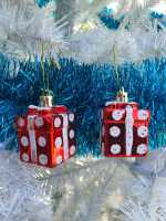 สินค้าพร้อมส่ง กล่องของขวัญขนาดจิ๋ว สินค้ามี2ชิ้น ของตกแต่งในวันคริสต์มาส ขนาด ยาว5 ซม สูง 5ซม กว้าง 5 ซม  ของประดับบนเทศกาลคริสต์มาส