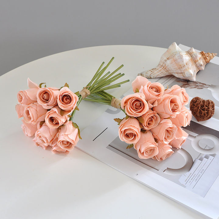 ดอกไม้ปลอมงานแต่งงานช่อดอกไม้มือ12ดอกตูมดอกกุหลาบมัดมือตกแต่งดอกไม้ประดิษฐ์แต่งบ้านถ่ายรูป