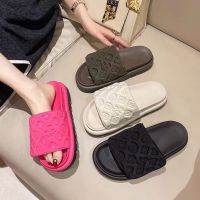 【July】 niche flat slippers women wide feet summer new leisure home thick bottom flip flops