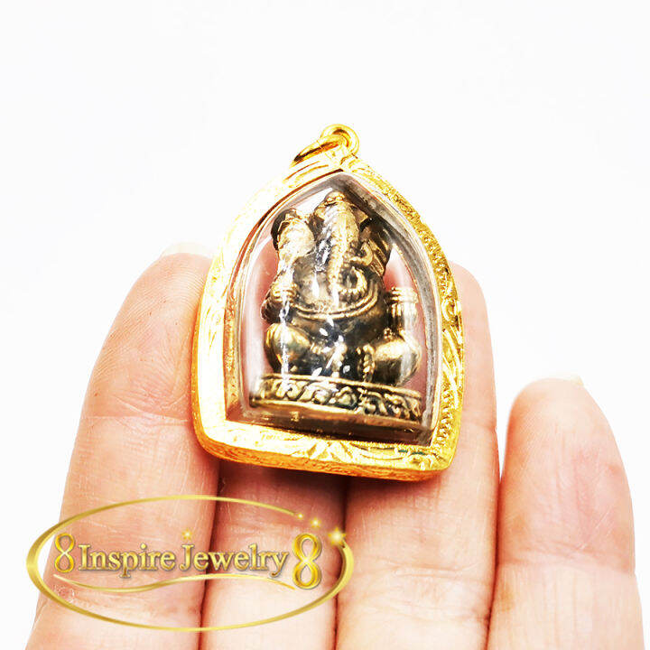 inspire-jewelry-จี้พระพิฒเนศห-เลี่ยมกรอบทองตอกลายแบบร้านทอง-24k-ขนาด-3x3cm-เครื่องรางความรัก-เมตตาความสำเร็จ-พร้อมถุงกำมะหยี่และเชือกถักเงื่อน