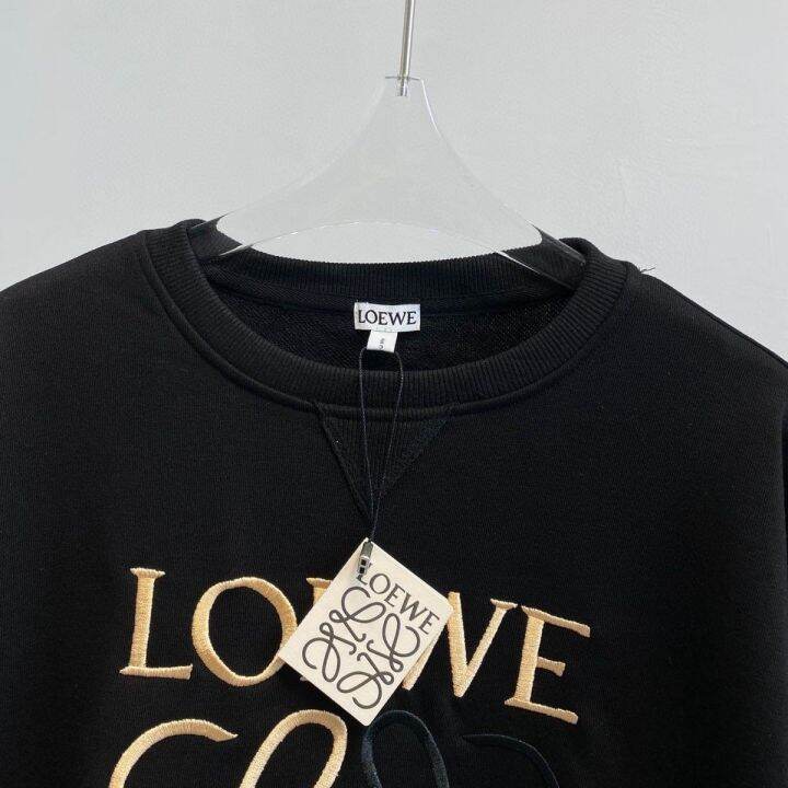 loewe-luo-yiwi-เสื้อกันหนาวคู่2023ฤดูใบไม้ผลิและฤดูใบไม้ร่วงโลโก้คู่ขนาดใหญ่คลาสสิกใหม่ปักเสื้อแขนยาวคอกลมสีดำทองหลวม