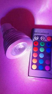 โปรโมชั่น+++ หลอดไฟ LEDเปลี่ยนสีได้ RGB 3W พร้อมรีโมทคอนล ราคาถูก หลอด ไฟ หลอดไฟตกแต่ง หลอดไฟบ้าน หลอดไฟพลังแดด