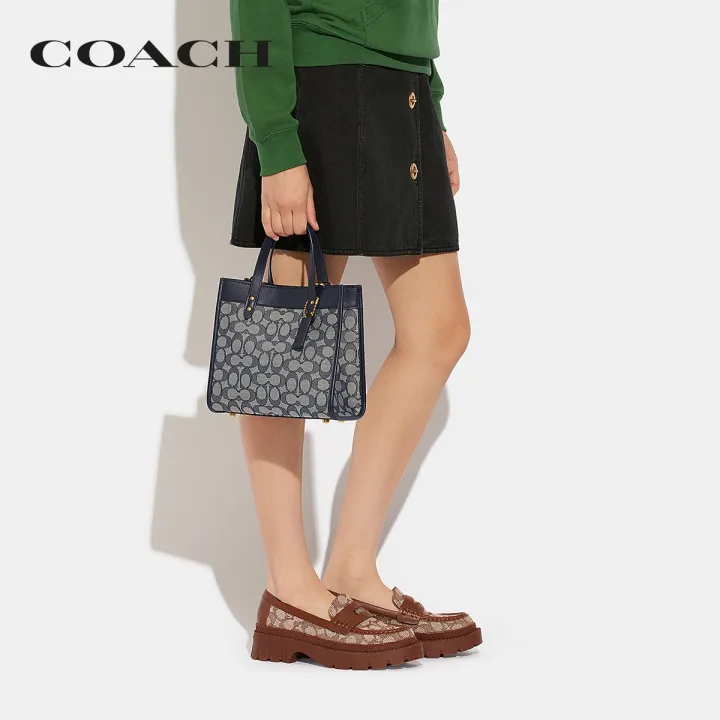 coach-กระเป๋าทรงสี่เหลี่ยมผู้หญิงรุ่น-field-tote-22-in-signature-jacquard-สีฟ้า-cd680-b4rh3