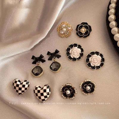 [COD] High-end black fragrance earrings female minority design simple temperament flower retro