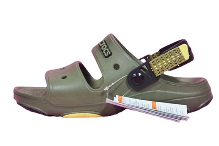 ready-stock-2023crocs-same-style-new-lightweight-anti-slip-beach-hole-mens-shoes-casual-sandals