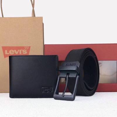 กระเป๋าสตางค์+เข็มขัด Levis กระเป๋าด้านหน้าปั๊มโลโก้แบรนด์ด้านในมีช่องใส่บัตร และมีช่องใส่ธนบัตร 2 ช่อง ส่วนตัวเข็มขัด Levis หัวเข็มขัดเป็นแบบลำลอง ด้านหน้าปั๊มอักษรแบรนด์ ตัวสายสีน้ำตาลดำ ด้านหลังปั๊มชื่อแบรนด์ มีแท็กป้ายติดตัวเข็มขัด