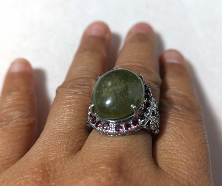 พลอยแท้-green-sapphire-แหวนเขียวส่อง-18-กะรัต-ล้อมโกเมน-เรือนเงินแท้ชุบทองคำขาว-ฉลุลายด้านข้าง-ไซส์-54