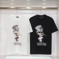 VERSACES เสื้อยืดแขนสั้นลำลองพิมพ์โลโก้ตัวอักษร Medusa สำหรับผู้ชายและผู้หญิง