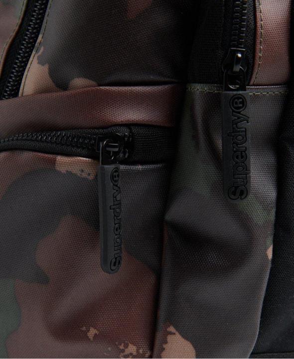 superdry-disruptive-camo-tarp-rucksack-กระเป๋าเป้สะพายหลัง-สำหรับผู้ชาย-คุณสมบัติป้องกันน้ำ