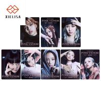 XIELISA แฟชั่นสำหรับผู้หญิง 2ชิ้น/เซ็ต เกิดสีชมพู ภาพไอดอล อัลบั้มใหม่ ภาพระบายสี ของตกแต่งบ้าน ของขวัญแฟนๆ กลุ่มสาวๆ โปสเตอร์พิษสีชมพู สติกเกอร์ติดด้วยตนเอง ภาพศิลปะติดผนัง รูปภาพรูปภาพรูปภาพ