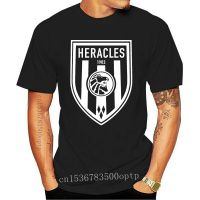 เสื้อยืด พิมพ์ลายโลโก้ Heracles Almelo club สีดํา สไตล์คลาสสิก สําหรับผู้ชาย