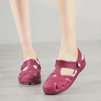 # Crocs Duet รองเท้าแตะลําลอง เนื้อเจลลี่ เหมาะกับการเล่นกีฬา สําหรับสตรี มี 5 สี